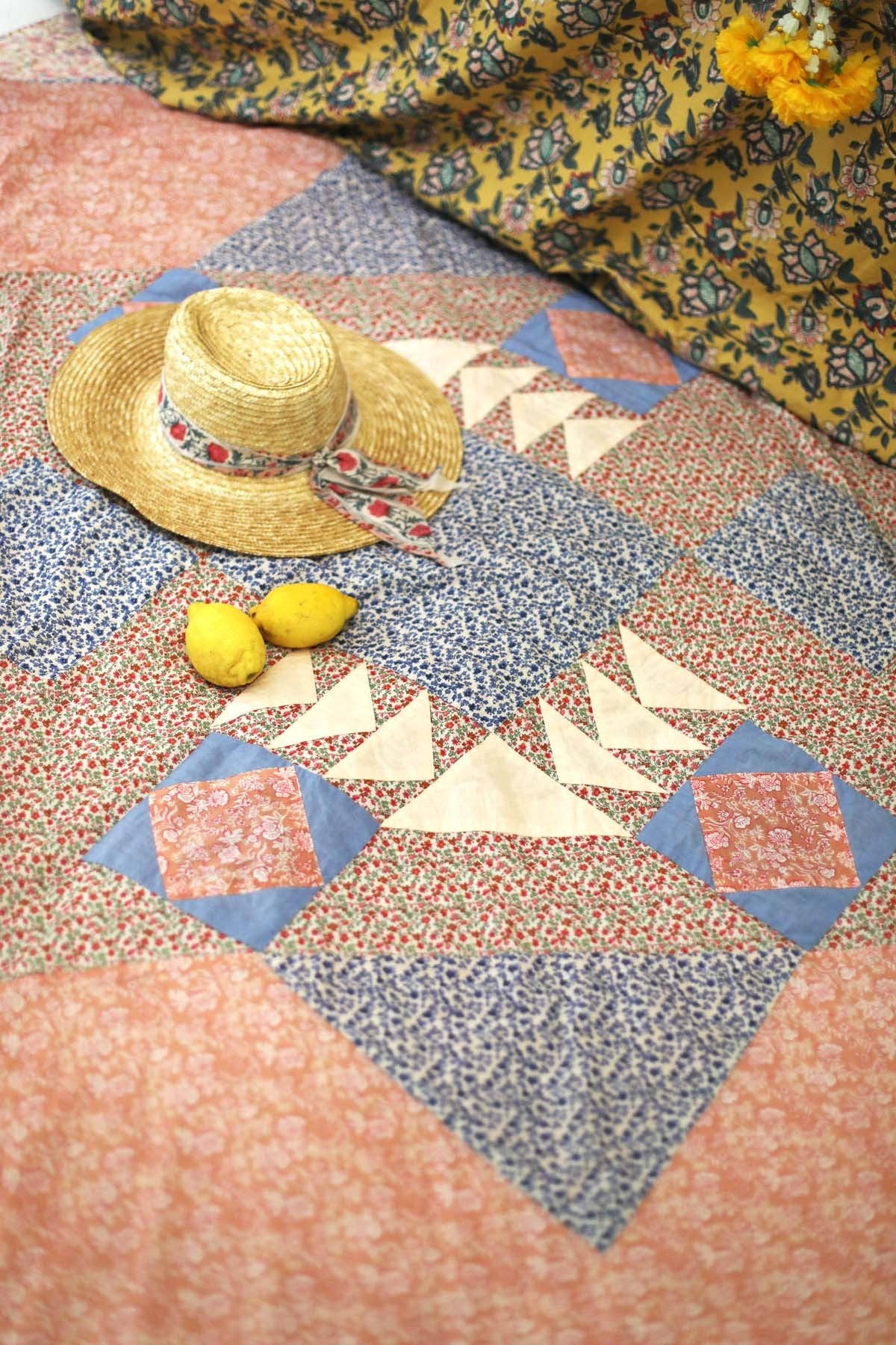 Plaid Aneka - patchwork - flowers - pink - blue - cream: Multicolor Patchwork / M Summer Quilt