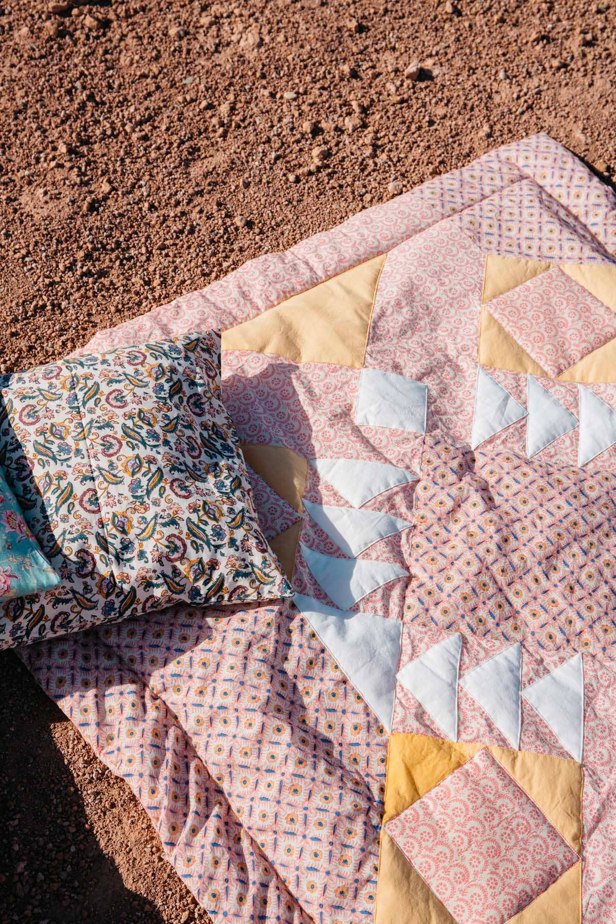 Plaid Aneka - patchwork  blanket/Quilt - flowers - pink - yellow: Patchwork   Large