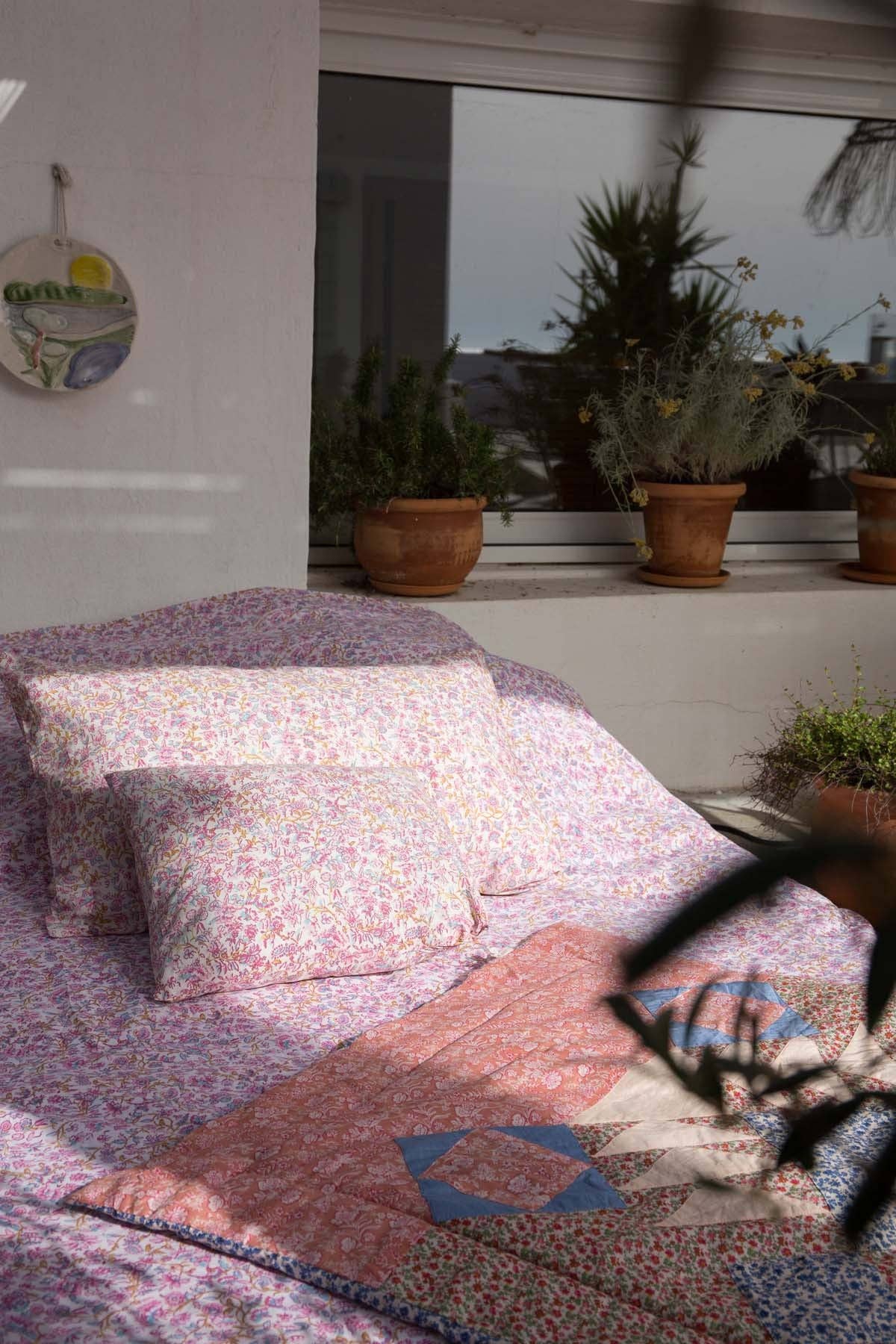 Plaid Aneka - patchwork - flowers - pink - blue - cream: Multicolor Patchwork / M Summer Quilt